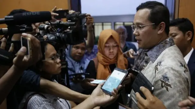 Andy F Simangunsong (kanan), yang mewakili Equanimity (Cayman) Ltd