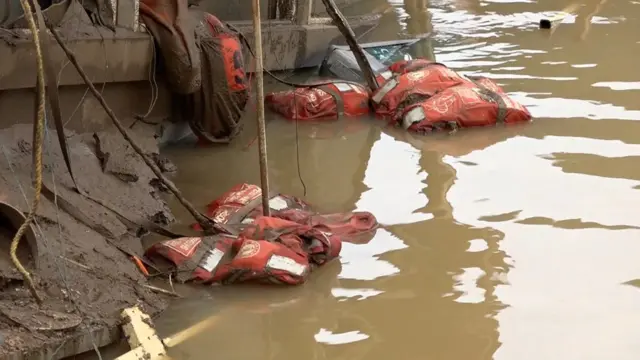బోటులో లభించిన లైఫ్ జాకెట్లు
