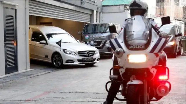 Umurambo wa Mugabe ubwo wari uherekejwe ujyanywa ku kibuga cy'indege cyo muri Singapour