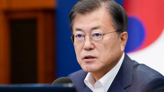 문재인 대통령이 5일 청와대 여민관에서 열린 수석·보좌관 회의를 주재하고 있다