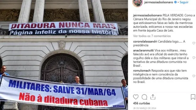 Bolsonaro e filhos com faixaser cambista de apostas esportivasdefesaser cambista de apostas esportivas1964ser cambista de apostas esportivasfrente à Câmara do Rio