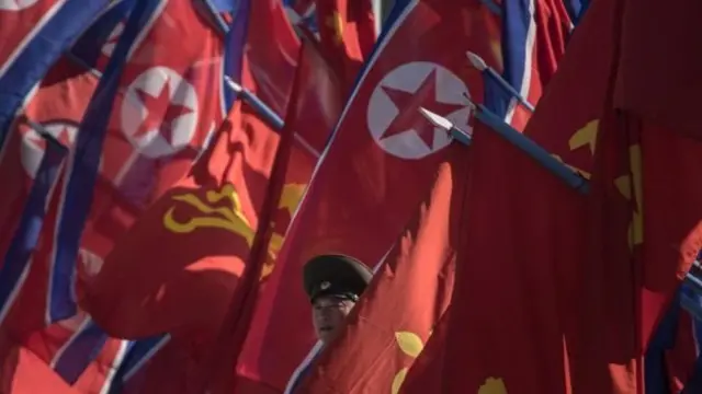 ทหารและธงชาติเกาหลีเหนือ