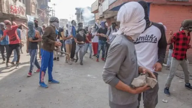 કાશ્મીરની પથ્થરમારાની તસવીર