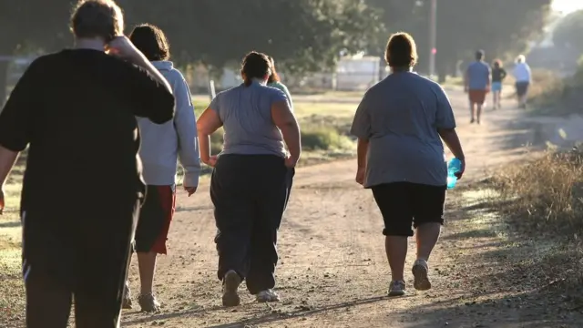 Yürüyüş yapan insanlar