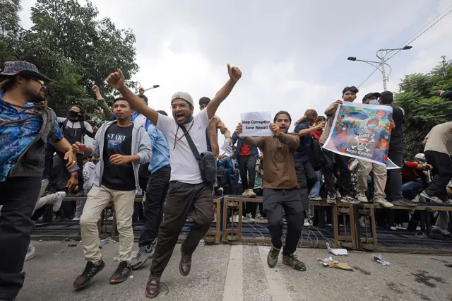 পার্লামেন্ট ভবনের কাছেই পুলিশের সঙ্গে সংঘর্ষে জড়িয়ে পড়েন বিক্ষোভকারীরা 
