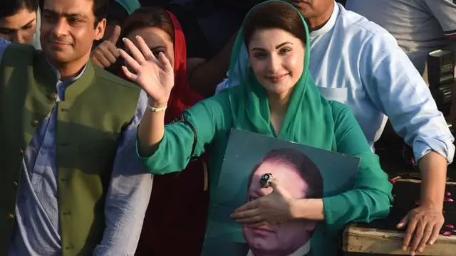 পাকিস্তান মুসলিম লীগ নেতা নাওয়াজ শরীফের মেয়ে মারিয়াম আর ভাতিজা হামজা শরীফ লাহোরে পদযাত্রা করছেন, ২৬/০৩/২০২২