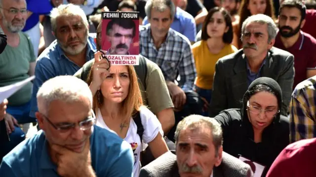 Besna Tosun (soldan ikinci), "Babam kaybedildikten sonra polis baskınlarında birçok fotoğrafını götürdüler, o yüzden babamla hiç fotoğrafım yok maalesef" diyor.
