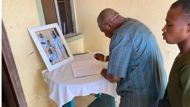 Pesin dey sign condolence register