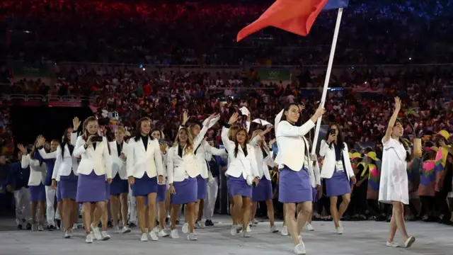 A campeã olímpica carregou a bandeira romena na Cerimôniacaça niquel crazy monkeyAbertura da Rio 2016