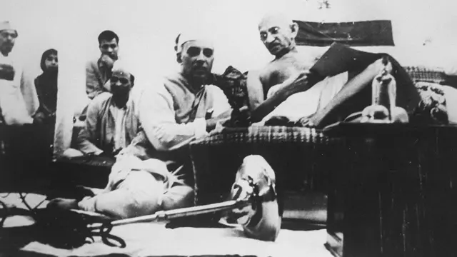 ગાંધીજી જવાહરલાલ નહેરુ સાથે