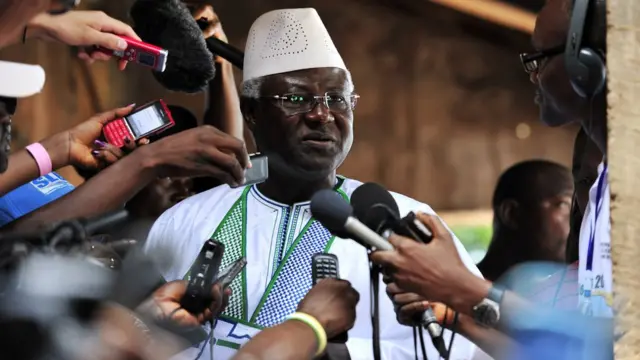 Sierra Leone president Ernest Bai Koroma dey answer kweshun from tori people