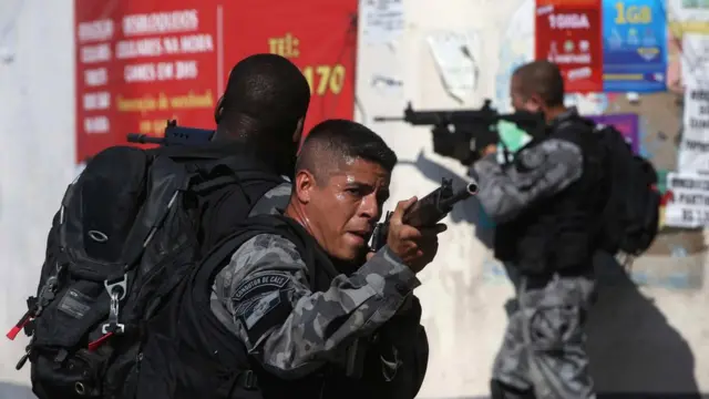 Policiais do Bope armados