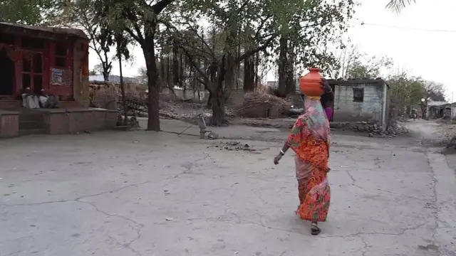 गावातली बंद पडलेली सार्वजनिक हापशी ओलांडून सीताबाई या एक किलोमीटर अंतरावरून पाणी वाहून आणतात.