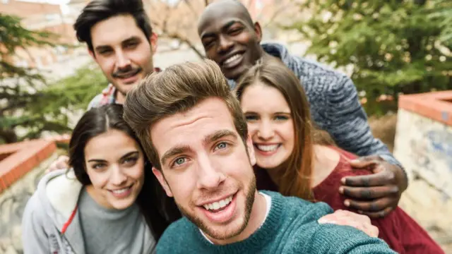 Un grupo tomándose un selfie