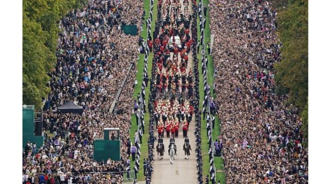 Miles de personas se reúnen en el famoso "Long Walk" del castillo de Windsor en dirección a la capilla de San Jorge donde se celebrará otro funeral para Isabel II.