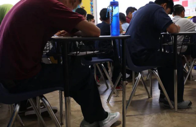 Un aula de clases dentro de un centro de detención para niños migrantes.