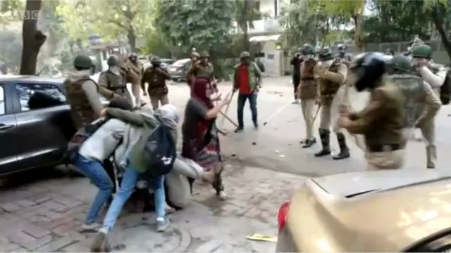 మానవకవచంగా మారిన యువతులు