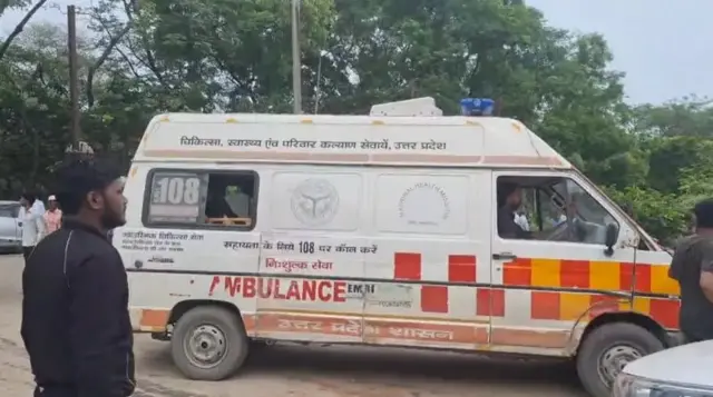 হাসপাতালে নিয়ে যাওয়া হচ্ছে আহতদের