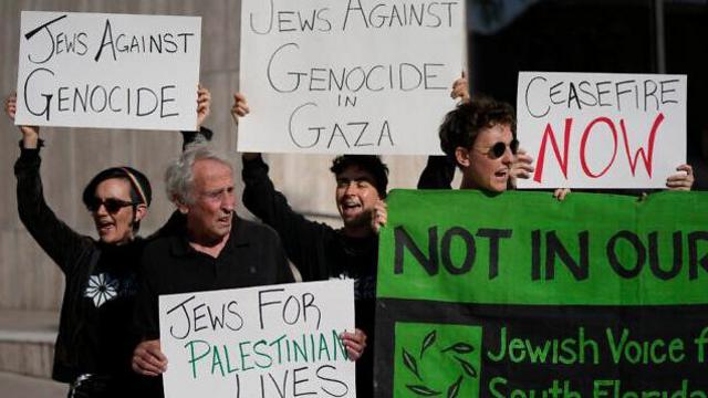 أعضاء فرع جنوب فلوريدا من جماعة الصوت اليهودي من أجل السلام المناهضة للصهيونية ومتظاهرين آخرين يدعون إلى وقف إطلاق النار في غزة، خارج مكتب السيناتور ريك سكوت في ميامي، 17 أكتوبر 2023