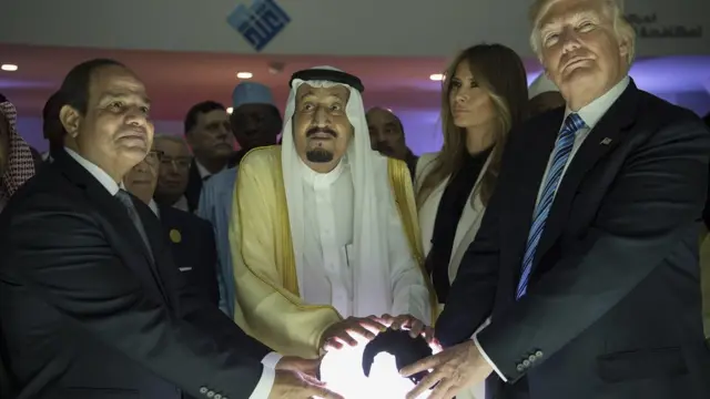 সৌদি আরব সফরে বাদশাহ সালমানের সাথে ডোনাল্ড ট্রাম্প ও মেলানিয়া ট্রাম্প।