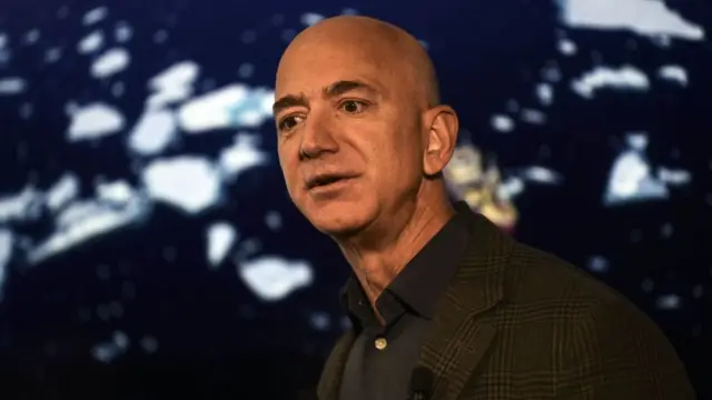 Jeff Bezos, um homem branco e careca,bonus bet365 gratissobrancelhas grossas e labios finos,bonus bet365 gratis2019