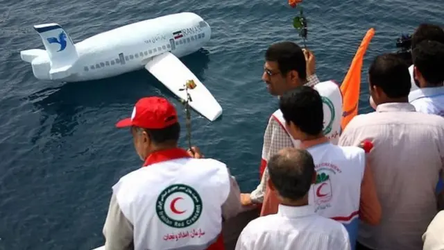 1988 ਵਿੱਚ ਅਮਰੀਕਾ ਦੁਆਰਾ ਡੇਗੇ ਗਏ ਈਰਾਨੀ ਜਹਾਜ਼ ਦੇ ਯਾਤਰੀਆਂ ਨੂੰ ਸ਼ਰਧਾਂਜਲੀ ਦਿੰਦੇ ਲੋਕ