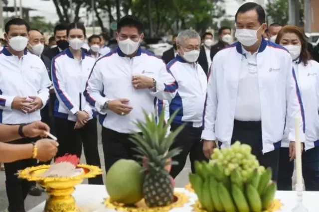 นายสุชัยให้สัมภาษณ์กับบีบีซีไทย ไม่ปฏิเสธสายสัมพันธ์กับ ร.อ.ธรรมนัสว่า รู้จักกันตั้งแต่อายุ 18 ปี โตมาด้วยกัน ทำธุรกิจด้วยกัน แต่ยืนยันว่าสายสัมพันธ์ของทั้งคู่ "ไม่เกี่ยวข้องกับเรื่องทางการเมือง"