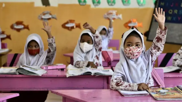 Siswa SD mengikuti proses pembelajaran di kelas dengan mematuhi protokol kesehatan saat pemerintah mengizinkan sekolah dibuka di Sulawesi Selatan.