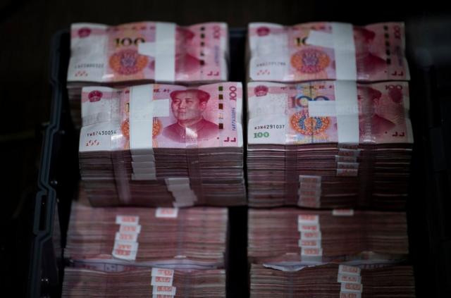 原华融董事长赖小民被抓后从其家中搜出现金2.7亿元人民币，重达3吨
