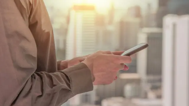 Hombre enviando mensaje de texto