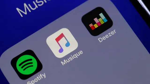 Pantalla de celular con algunas aplicaciones de música: Spotify, Apple Music y Deezer.