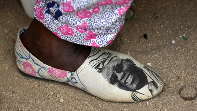 A Abidjan, babban birnin Ivory Coast washegari wani mai goyon bayan Laurent Gbagbo - wanda ya nuna hakan ta hanyar takalminsa - ya yi ta murna bayan kotun hukunta masu aikata manyan laifuka ta duniya ta wanke tsohon shugaban kasar.
