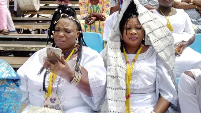 Awon obinrin ninu asọ funfun