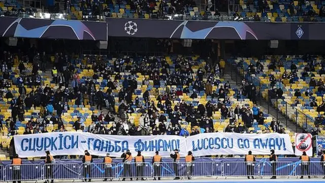 NSK OLIMPIYSKIY STADIUM, KYIV, UKRAINE - 2020/10/20: Fans of FC Dynamo Kyiv show a banner against Mircea Lucescu during the UEFA Champions League football match between FC Dynamo Kyiv and Juventus FC. Juventus FC won 2-0 over FC Dynamo Kyiv. (Photo by Nicolò Campo/LightRocket via Getty Images)