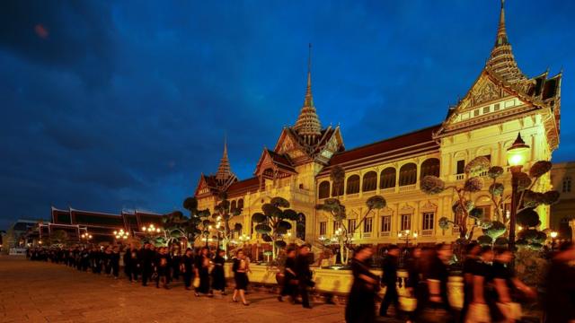 พสกนิกรไทยเดินทางมาถวายอาลัยพระบาทสมเด็จพระปรมินทรมหาภูมิพลอดุลยเดชที่พระบรมมหาราชวัง