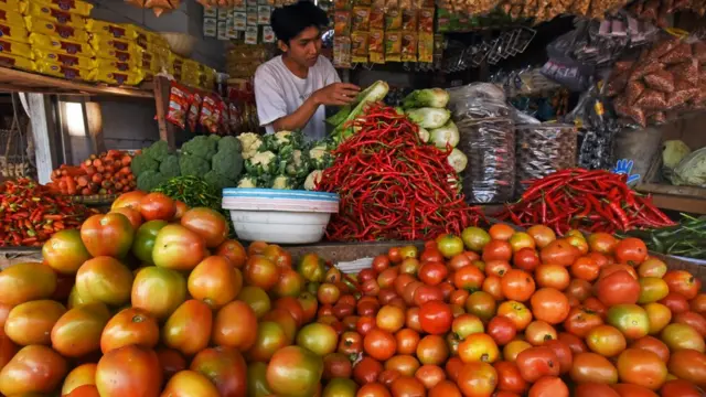 Pedagang menyortir sayuran di Pasar Induk Rau Kota Serang, Banten, Jumat (01/07).