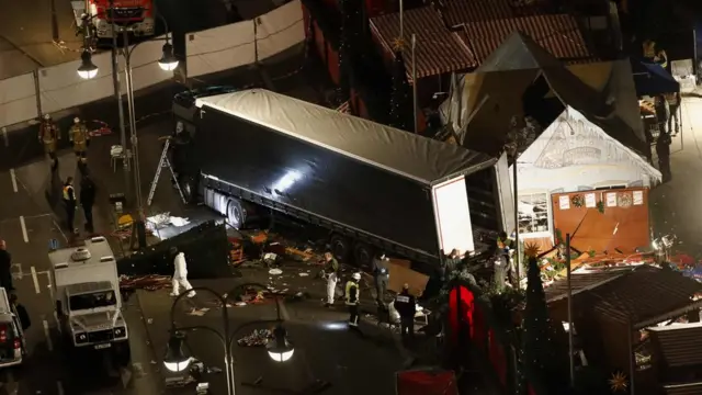 Грузовик, врезавшийся в толпу в Берлине