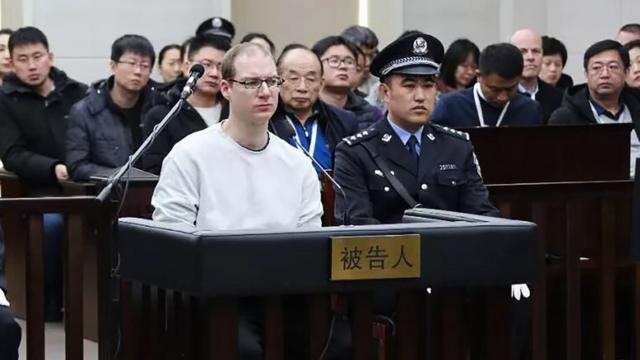 謝倫伯格在被告人席上（中國遼寧大連中院供圖14/1/2019）