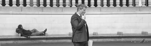 Курящий бизнесмен и бомж