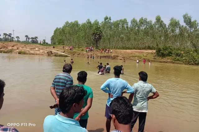 పశ్చిమ గోదావరి జిల్లాలో యువకులు గల్లంతు