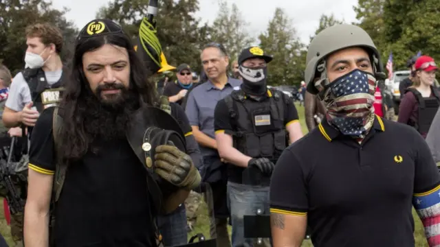 Proud boys vestem camisa polo preta com duplasblaze app de apostasfaixas amarelas