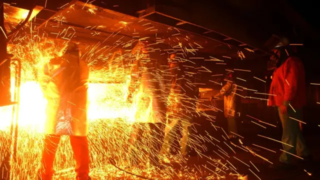 સ્ટીલની ફેક્ટરીમાં કામ કરતા કામદારો