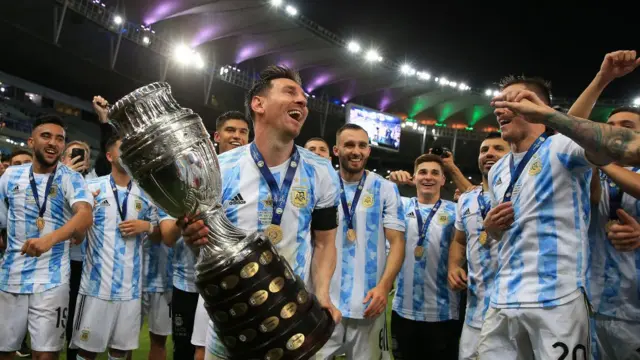 মেসির হাতে শিরোপা, আর্জেন্টিনা ও মেসি ভক্তদের বহুদিনের অপেক্ষার অবসান