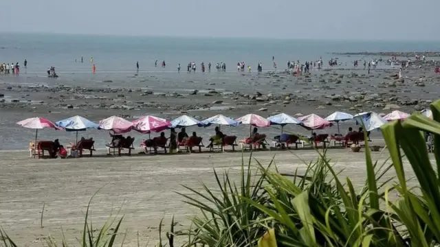 প্রতিদিন এই দ্বীপে আট থেকে ১০ হাজার মানুষের সমাগম হয়।