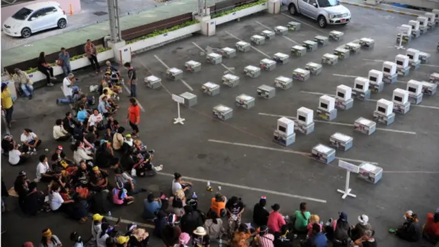 แนวร่วม กปปส. ปิดล้อมคูหาเลือกตั้งเมื่อวันที่ 2 ก.พ. 2557 เรียกร้องให้ "ปฏิรูปประเทศก่อนเลือกตั้ง" ต่อมาศาลรัฐธรรมนูญวินิจฉัยให้การเลือกตั้งครั้งนั้นเป็นโมฆะ เพราะไม่ได้จัดวันเดียวกันทั่วราชอาณาจักร