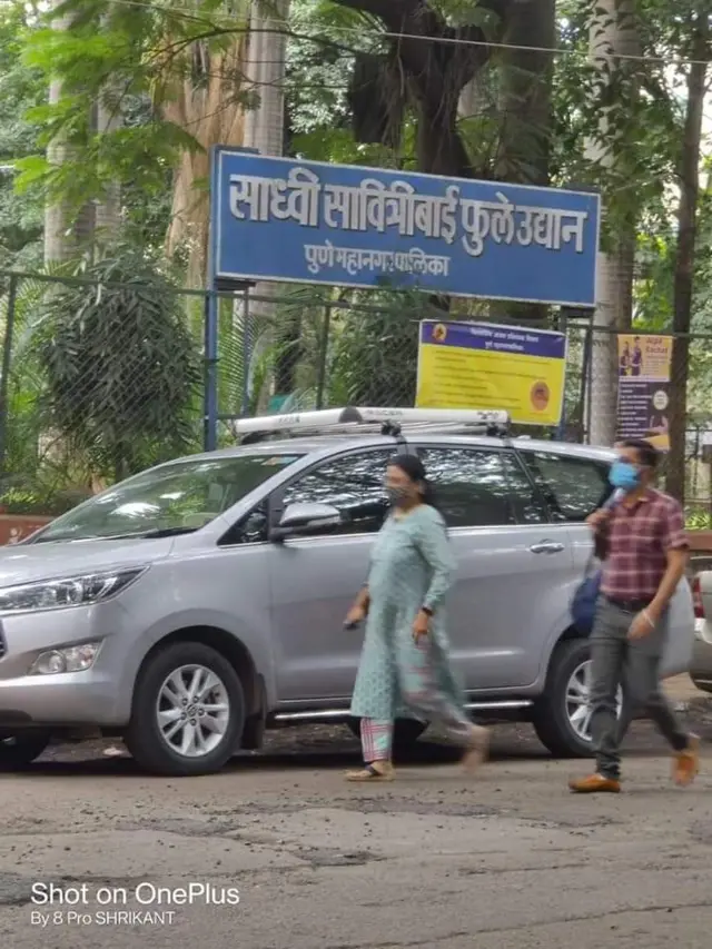 साध्वी सावित्रीबाई फुले नाव असेलेला फलक