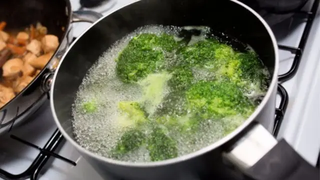 Ferver verduras faz com que nutrientes fiquem na água