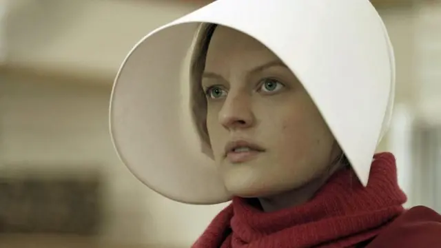 Elisabeth Moss interpreta Offred