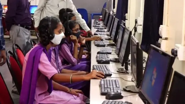 చంద్రంపాలెం జెడ్ పి స్కూలులో విద్యార్థులు