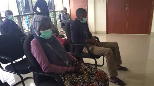 Bamwe mu baje kuburanishwa bategereje kujya imbere y'abacamanza n'ubushinjacyaha kuri video